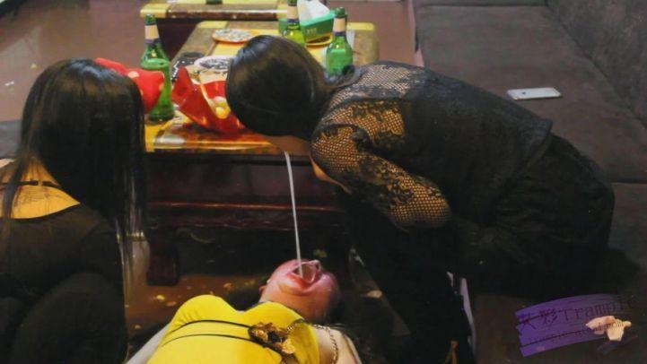 KTV两长发美女S极度羞辱（五）