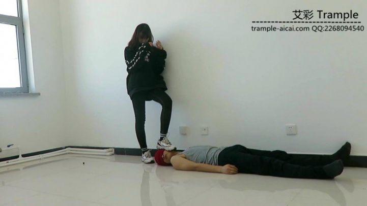 00后天使女主运动鞋；黑棉袜；裸足踩玩贱狗！