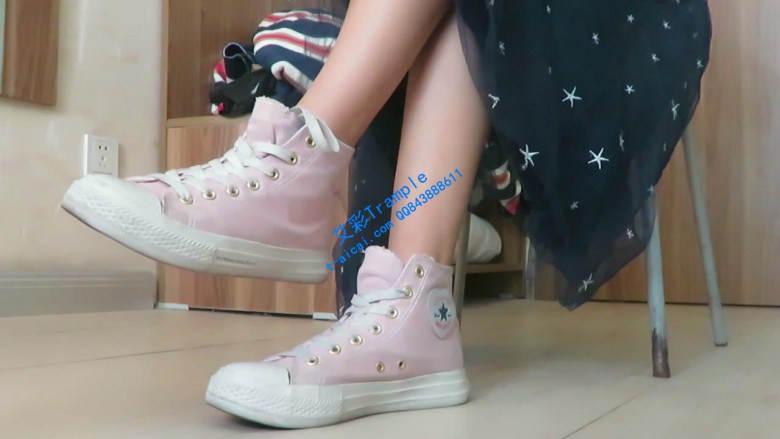 【00后A女主】跪舔美女主帆布鞋底闻臭脚棉袜裸足！