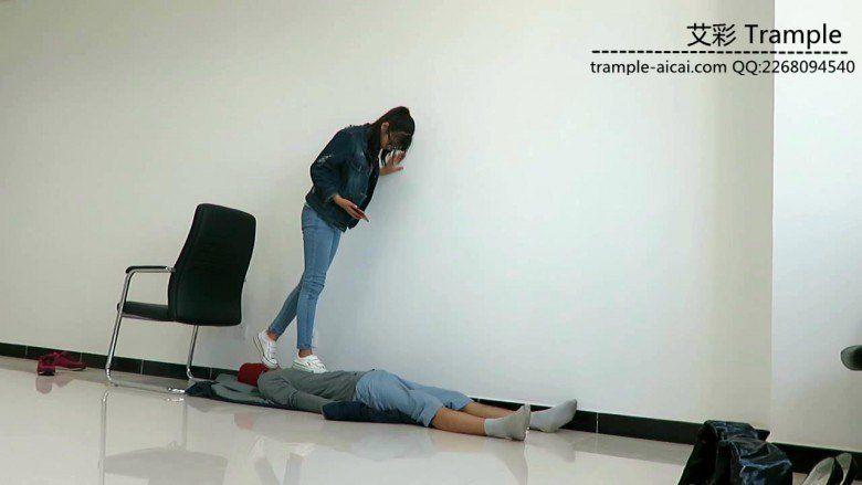 高中生小蛮女主白帆布鞋踩踏全身，下体！