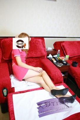 沐足房女带班尖头细高跟全体踩踏，踩在身上无论怎么乞求不愿意下来。