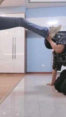 【调教视频】【紫琳女神】运动鞋踩踏/数据线抽/封嘴/全包窒息