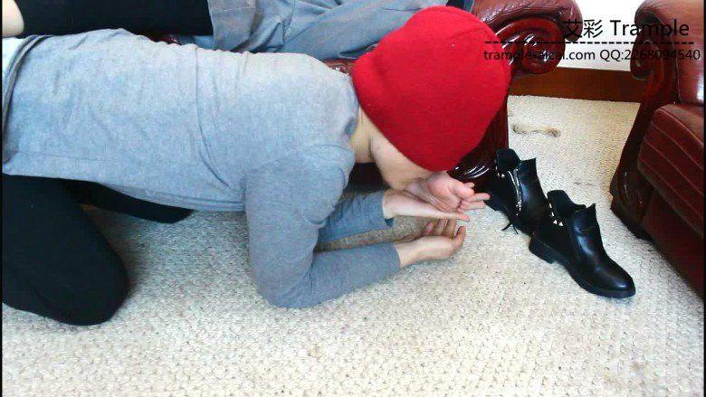 跪舔12侑主棉袜小脚裸足，被女主各种羞辱！