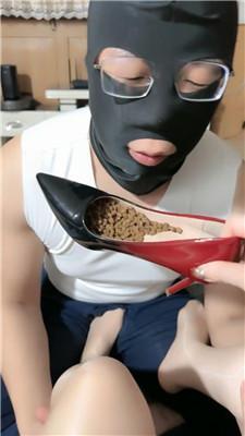 【司思】肉丝美腿玩虐家奴-吃真狗粮 JS250218-13