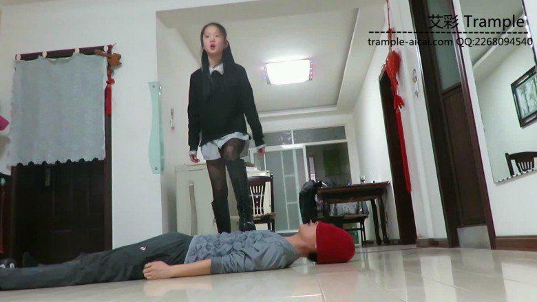 萝莉侑主制服劫逼迫其舔鞋践踏全身长靴遛狗羞辱！