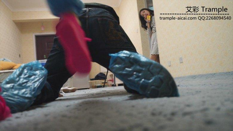 洛芸睡衣无作假暴力踢裆