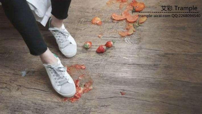 艺校美女原味小白鞋踩草莓