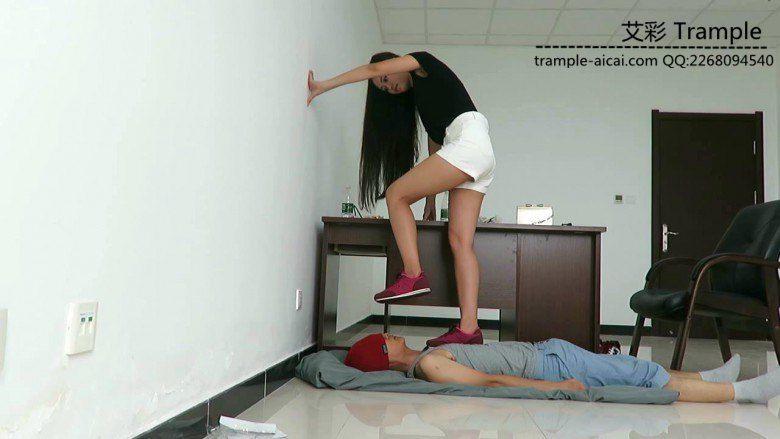 超漂亮老师天依女主运动鞋践踏贱狗头部身体！