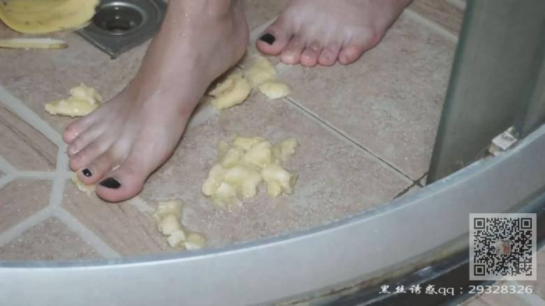 佳佳学生主的踩踏食物裸足喂奴