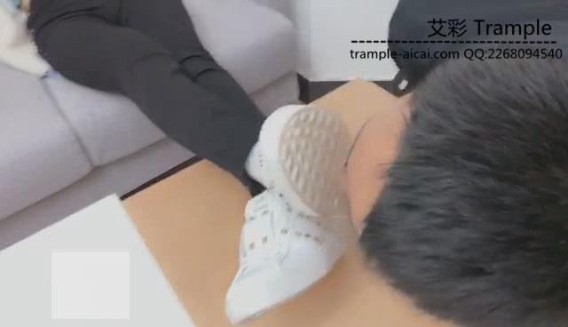 【VIVI】圈养家奴悲催的命运:小白鞋棉袜虐待