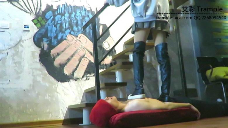 【AJ女主】学生段裙装黑长靴骑乘踩踏！