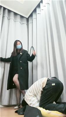 【樊樊大人】舔闻长靴黑丝踩虐地毯奴 JS250106-34