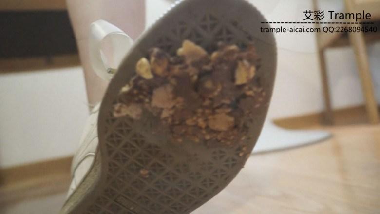 瑶瑶学生主调教狗奴舔脏鞋