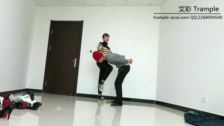 00后女主膝顶踢裆暴打小混混！