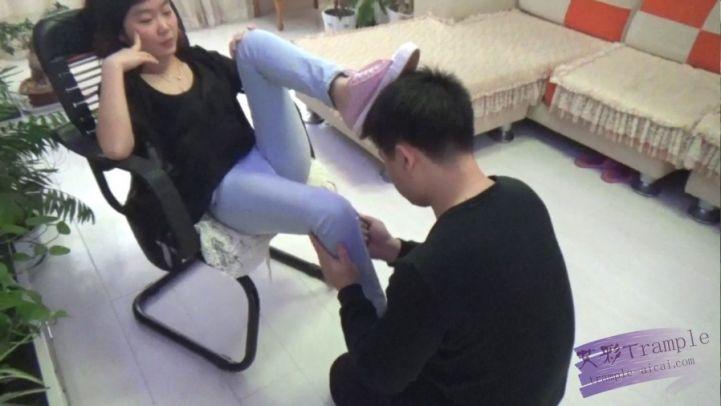 奴隶给主人按摩