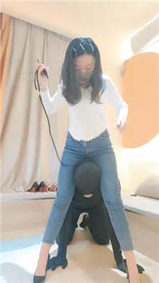 【稚惜】骑脖/藤条鞭打/舔裸足/吃圣水泡面