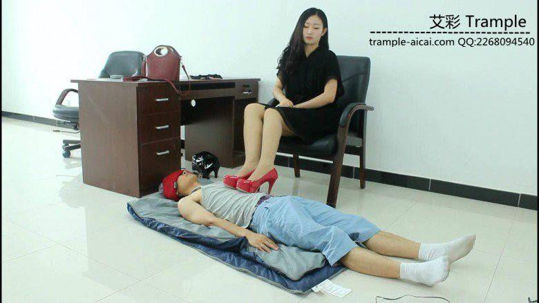 超模天星女主红高跟休闲打电话虐踩脚踏垫！