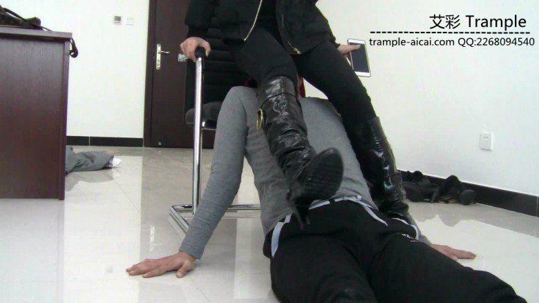 00后女主长靴坐脸窒息虐踩下体！