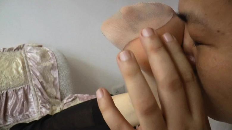 黑冰女王享受奴隶闻脚轻搔弄脚底