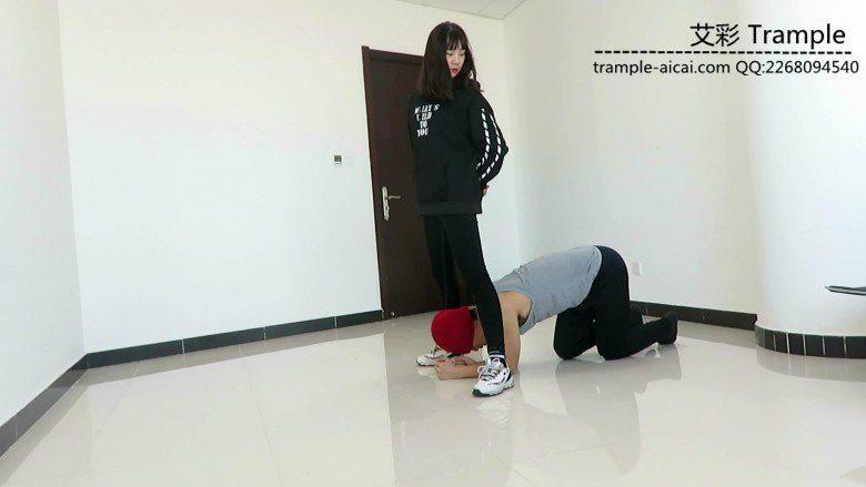 00后天使女主踢裆暴打贱狗逼迫其钻跨踩头羞辱！