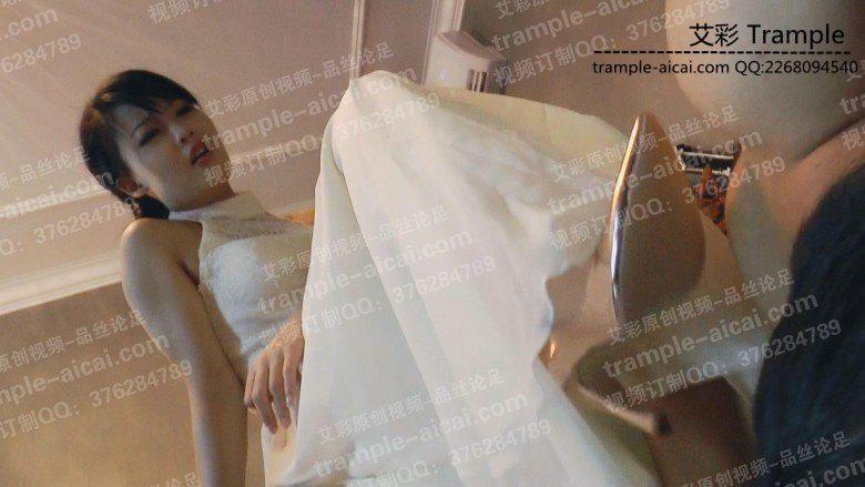 馨雨礼服金色高跟鞋踩踏