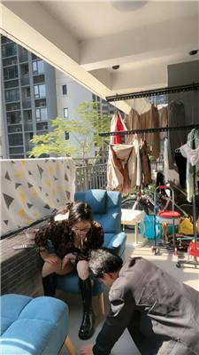 【薇薇】家奴阳台下跪伺候 JS250320-8