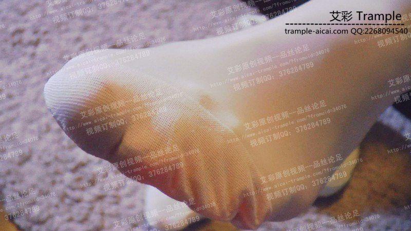 馨雨裸足短白丝