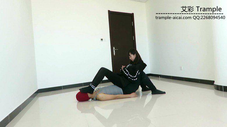 00后天使女主骑乘散步，臭棉袜堵脸踩下体！