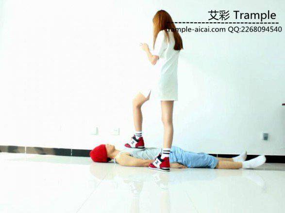 00后天使女主坐肚子，踩下体蹦跳踩全身！