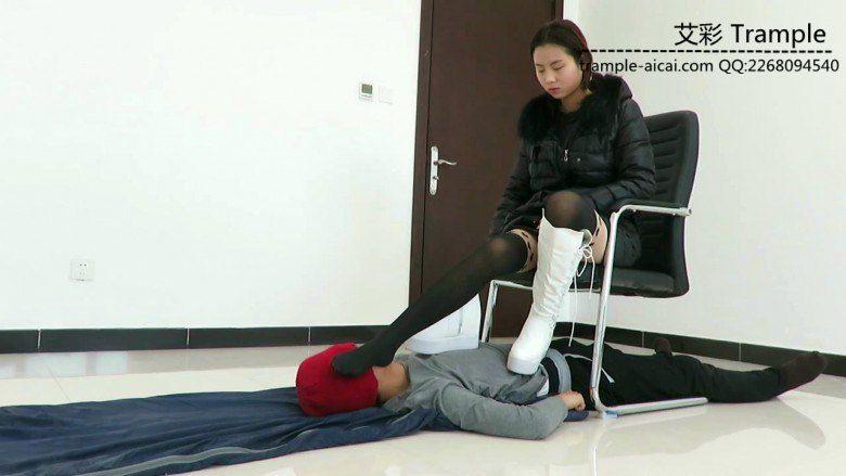 甜美媛媛女主长靴虐奴丝袜踩脸踩嘴揉搓！