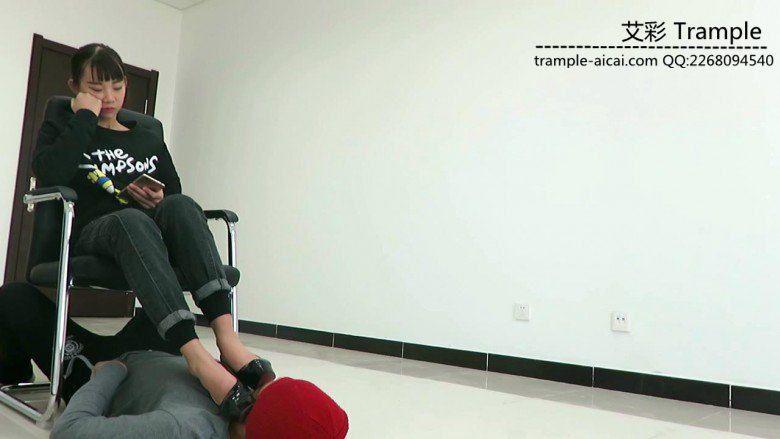 舔00后天使女主高跟被女主骑乘舔裸足！