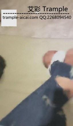 viv运动鞋i暴力踢脸踢裆发泄必须踹脸出血