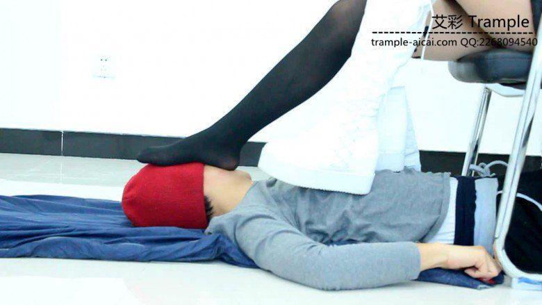 甜美媛媛女主长靴虐奴丝袜踩脸踩嘴揉搓！