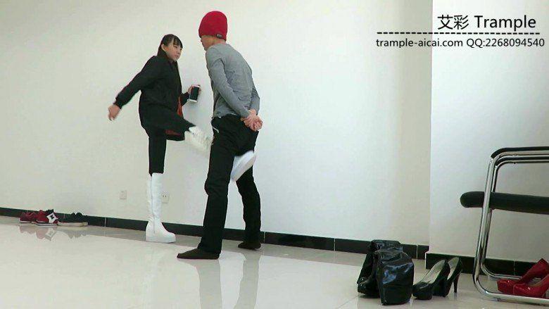 00后天使女主长靴踢蛋、膝顶肚腹下体！