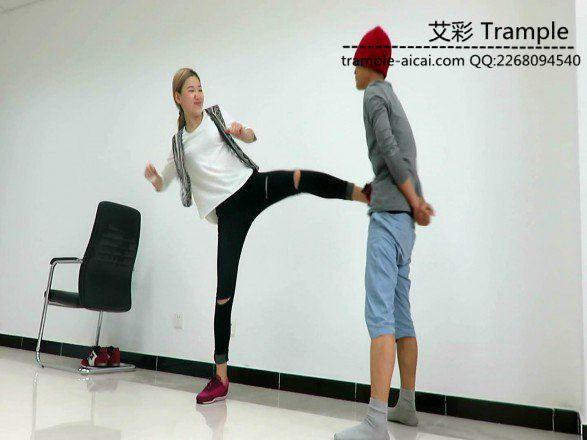 冰冰女主暴打小流氓膝顶，踢裆！