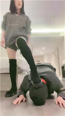 【颜值S】给狗子立规矩–耳光/鞭打/踢踹口水