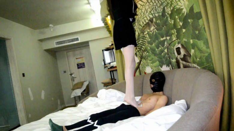 『奴隶岛』—萱萱性感白皙长腿 踩虐恋足同事