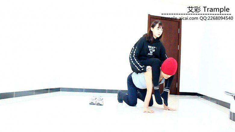 00后天使女主骑乘散步，臭棉袜堵脸踩下体！