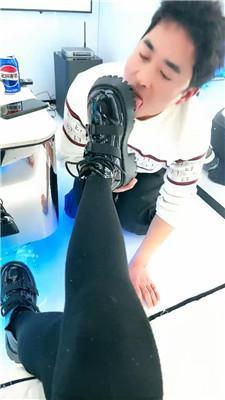 【刘二狗】KTV-高跟+亮皮鞋狗舌清理/碾压踩 JS250118-15