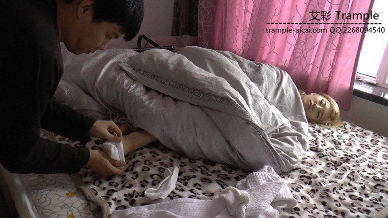 偷舔熟睡学生妹的白袜