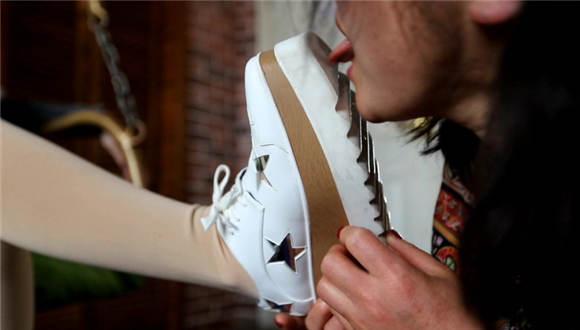 【冰时代】50岁老母狗惨遭年轻嫩模凌辱脚虐