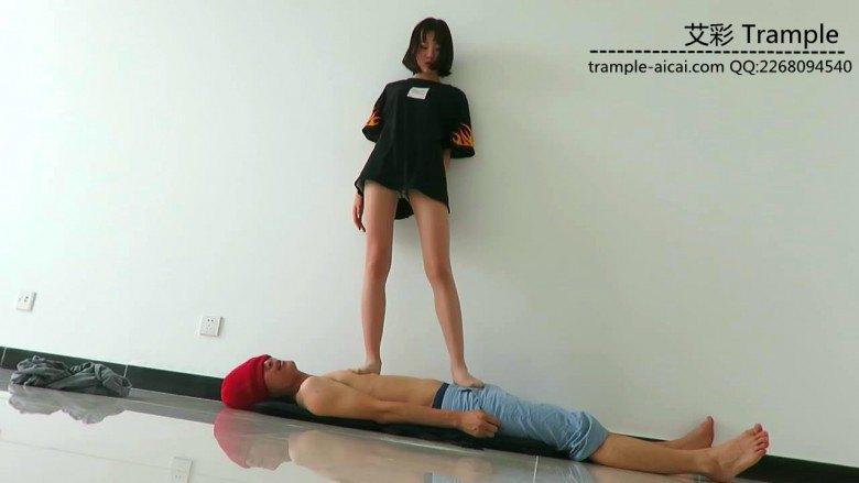 00后天使女主肉丝踩头踏步踩下体！