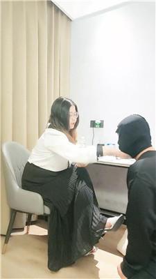 【东营青青】插嘴啃吃臭脚丫-吃烟灰 JS250413-12