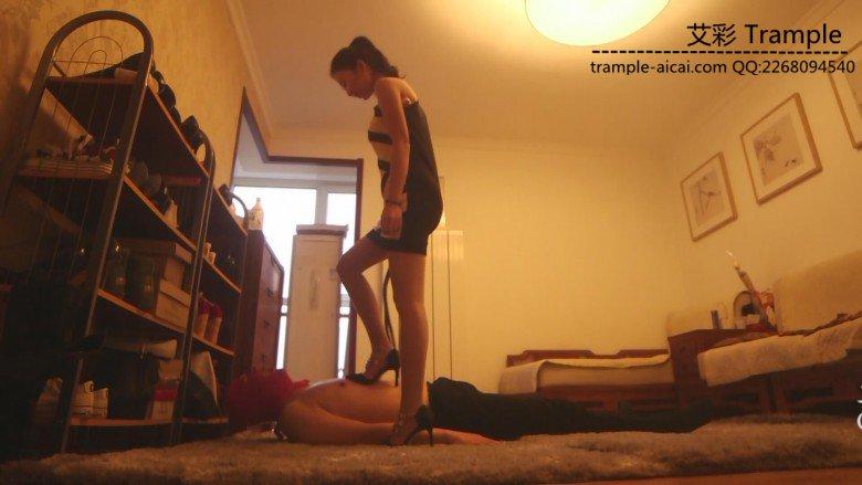 艾丝女王—-性感高跟鞋踩踏贱狗