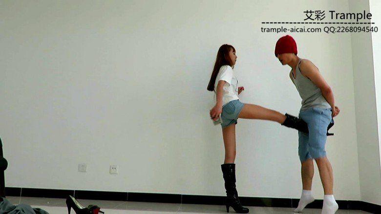 00后天使女主皮靴踢裆、踹头膝顶贱狗！