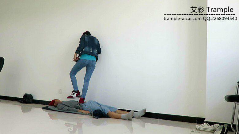 萌主运动鞋践踏贱狗30多分钟！