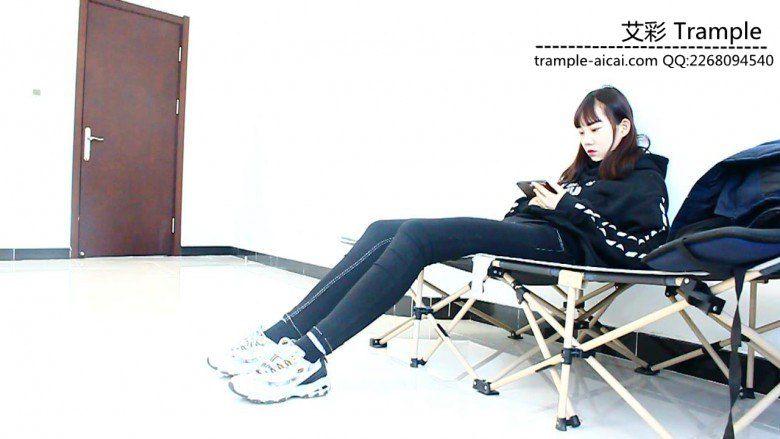 跪舔00后天使女主运动鞋底被运动鞋碾踩下体身体！