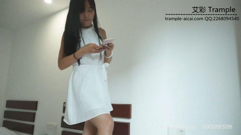 学生女主佳佳踩过的水果和脚尖上的酸奶