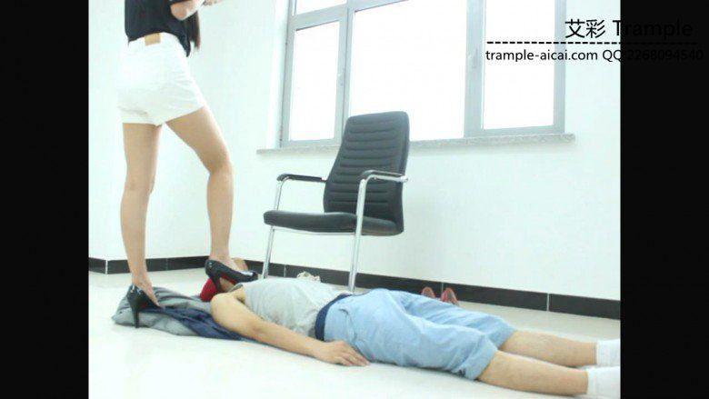 漂亮老师天依女主黑高跟深喉踩脖子虐头！