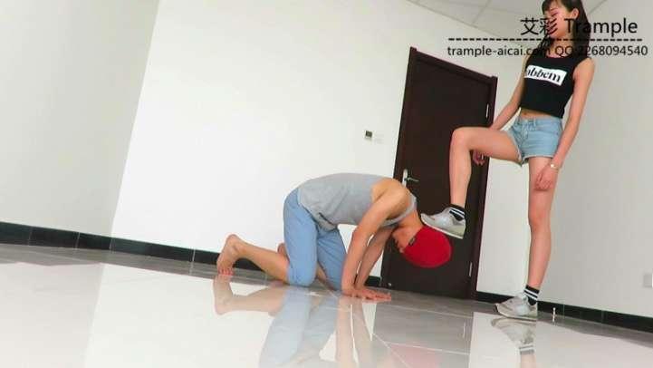 00后天使女主运动装展示完美身材踢裆膝顶！